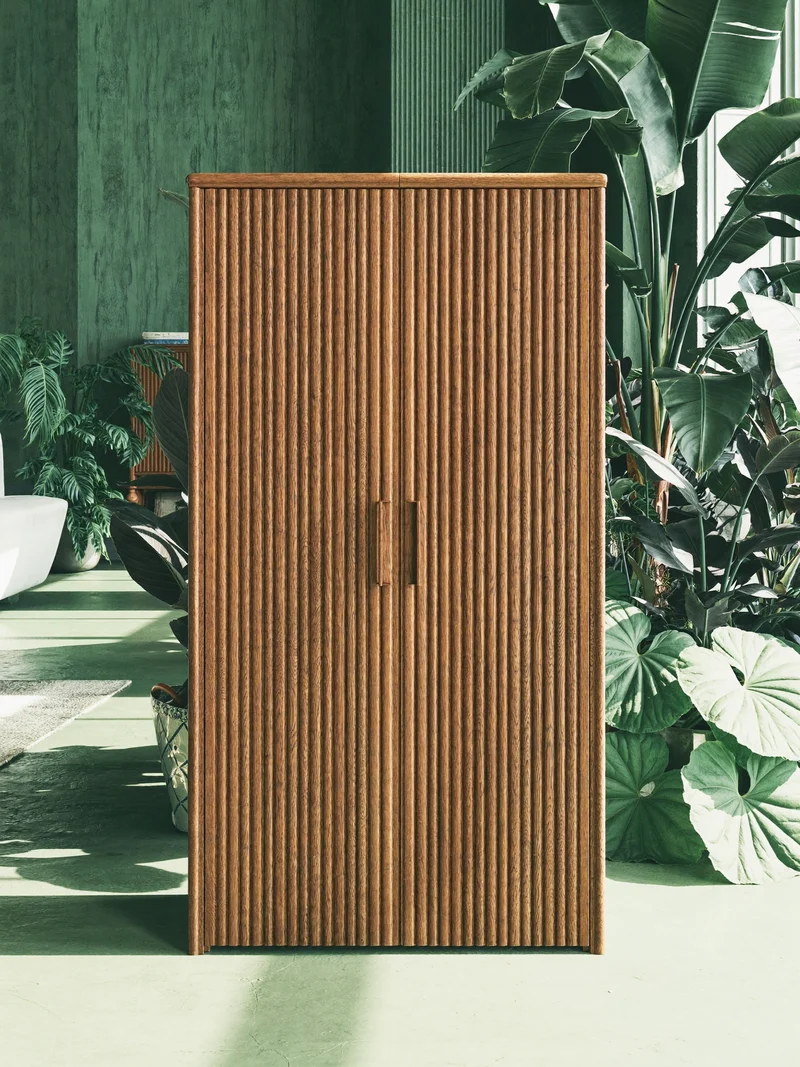 Studio illustrativo di credenza in rovere con ante scanalate